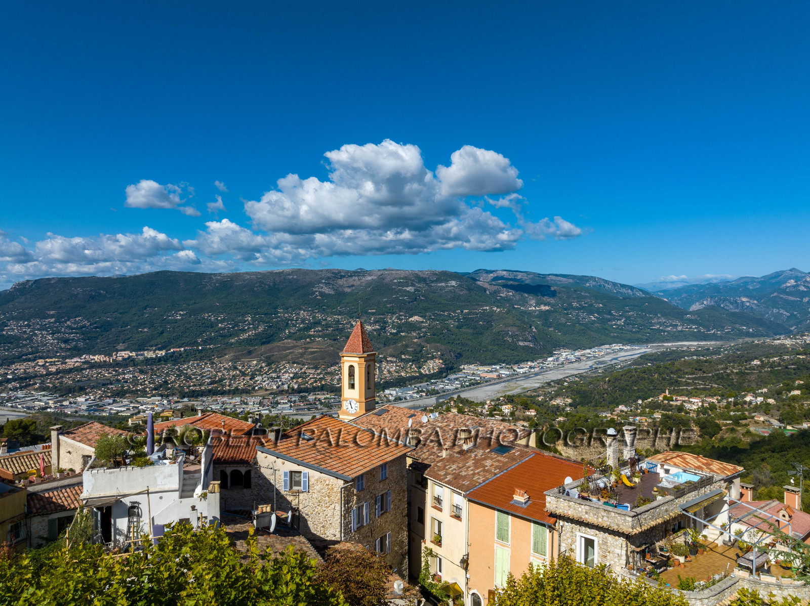 France, Alpes-Maritimes (06) Aspremont, located 554 meters above sea level, above the gorges that close the valley above Nice, which is 13 km away.